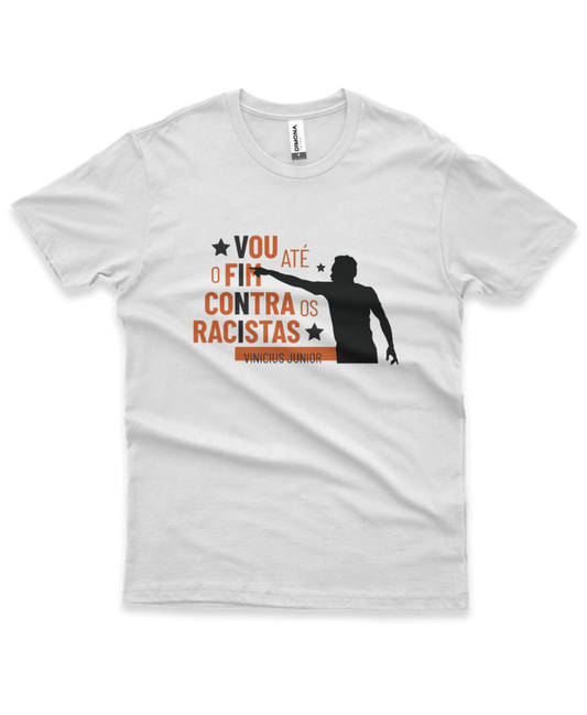camiseta masculina cor branca com estampa perfil Vini Junior e a frase vou até o fim contra os racistas