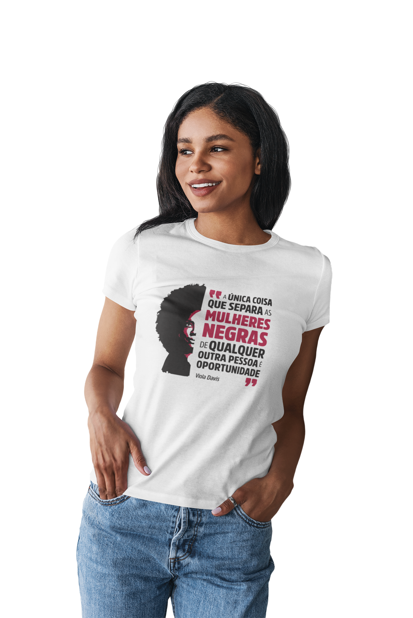 mulher negra vestindo a camiseta feminina branca com ilustração da Viola Davis e a frase "a única coisa que separa as mulheres negras de qualquer outra pessoa é oportunidade"
