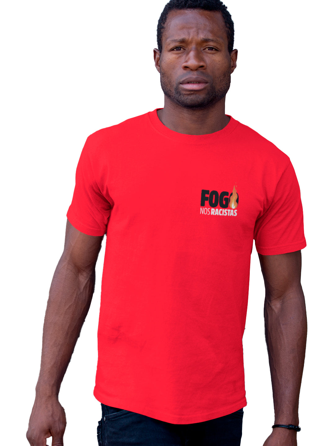 homem vestindo a camiseta masculina cor vermelha com estampa frase fogo nos racistas e ilustração de chamas