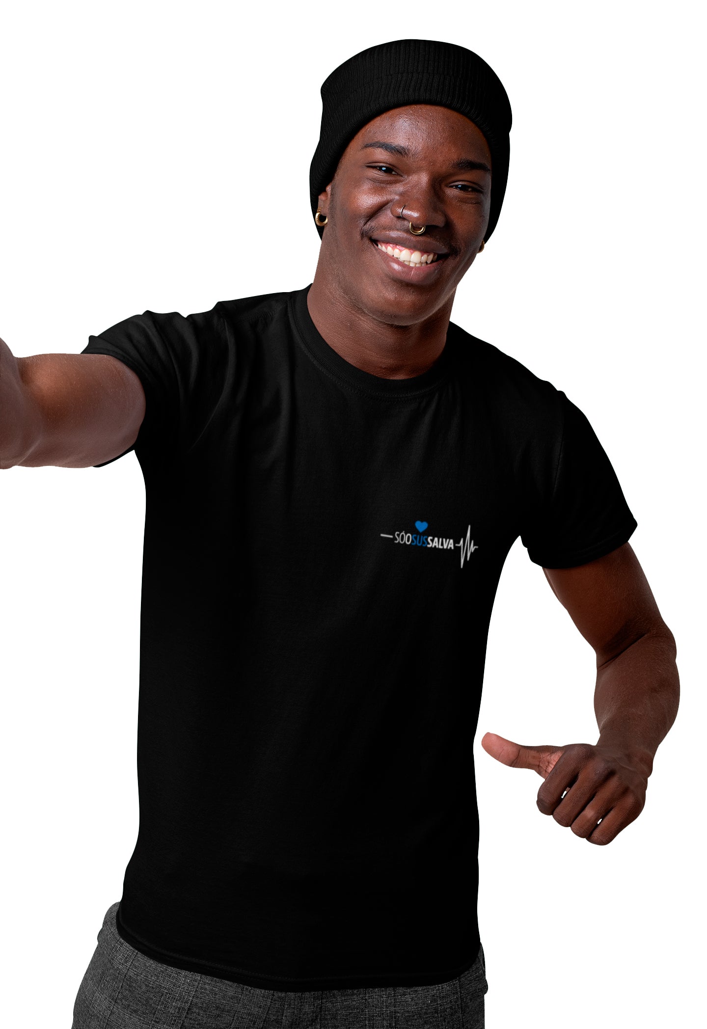 homem vestindo a camiseta masculina cor preta com estampa brasão da ilustração de coração e eletrocardiograma e a frase só o sus salva