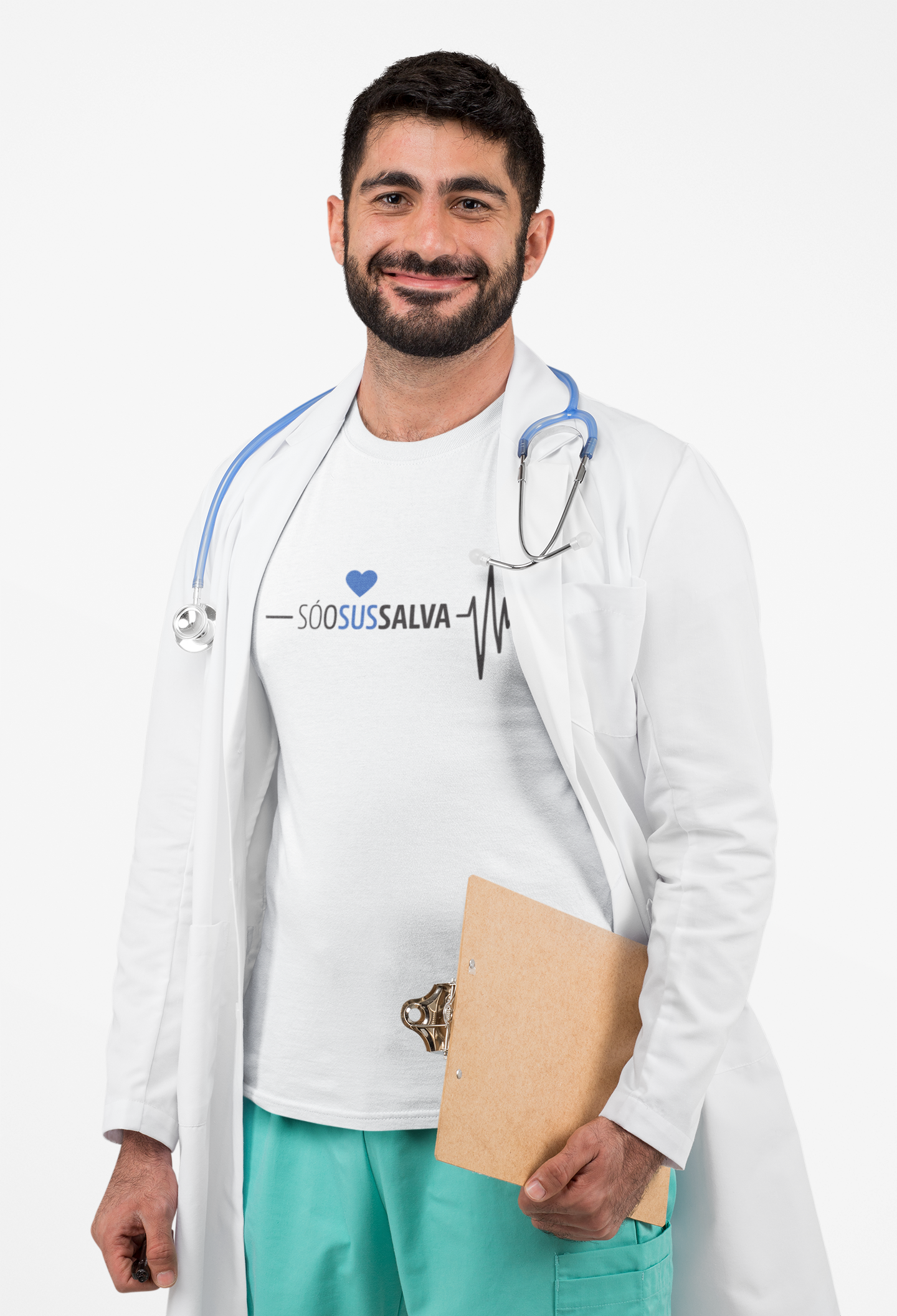 homem médico vestindo um jaleco e a camiseta masculina cor azul marinho com a ilustração de um coração e eletrocardiograma e a frase "Só o SUS salva"