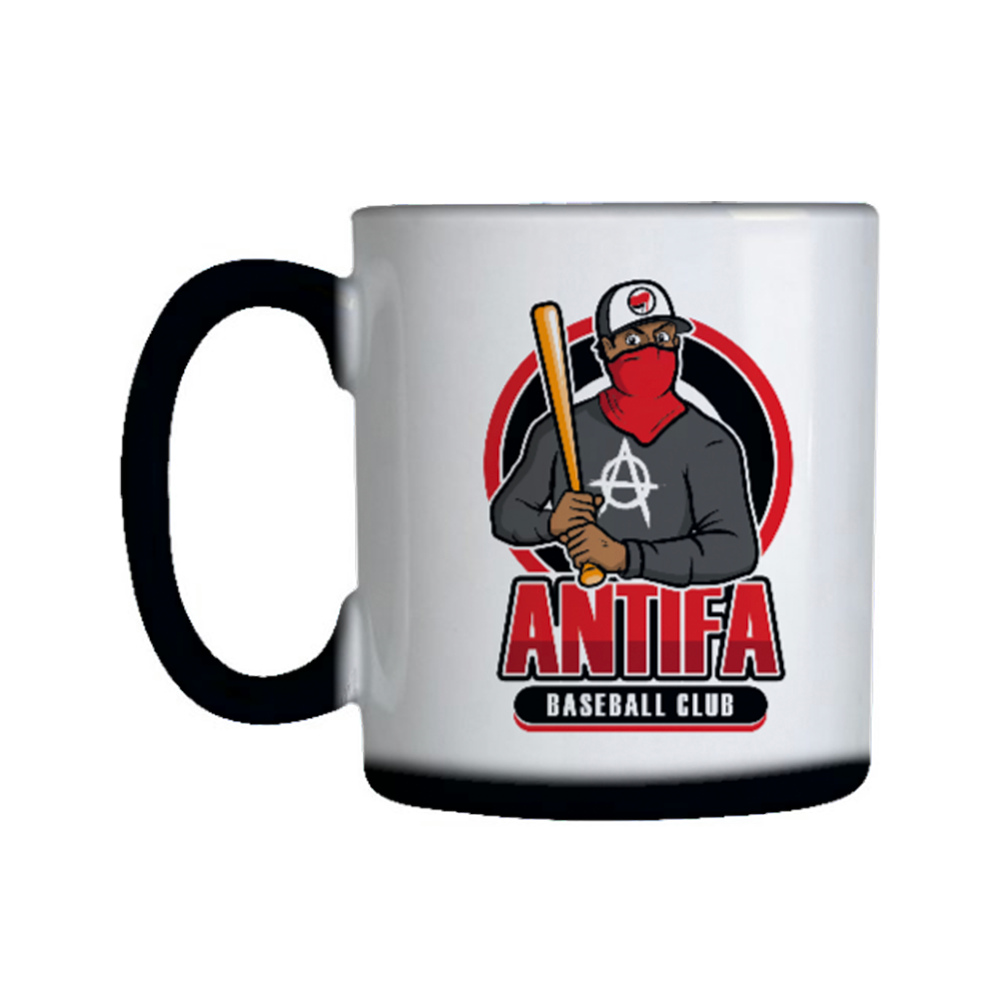 caneca mágica com estampa invisível que ao entrar em contato com a água quente a caneca fica branca e a estampa aparece a frase Antifa baseball club