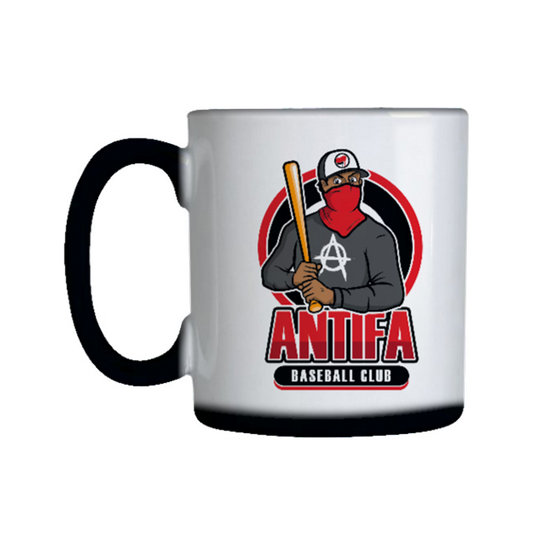 caneca mágica com estampa invisível que ao entrar em contato com a água quente a caneca fica branca e a estampa aparece a frase Antifa baseball club