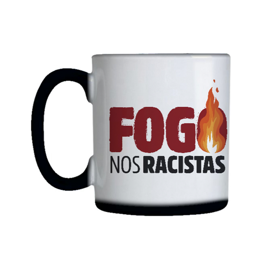 caneca mágica com estampa invisível que ao entrar em contato com a água quente a caneca fica branca e a estampa aparece a frase fogo nos racistas