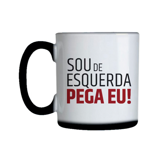 caneca mágica com estampa invisível que ao entrar em contato com a água quente a caneca fica branca e a estampa aparece a frase sou de esquerda pega eu