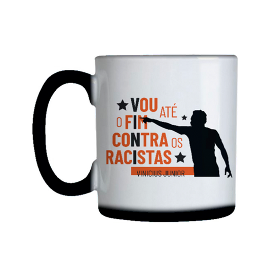 caneca mágica com estampa invisível que ao entrar em contato com a água quente a caneca fica branca e a estampa aparece a frase do jogador de futebol vini junior