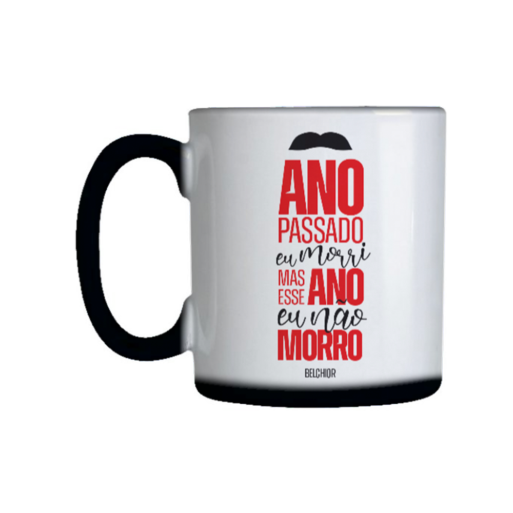 caneca mágica com estampa invisível que ao entrar em contato com a água quente a caneca fica branca e a estampa aparece a frase de Belchior ano passado eu morri mas esse ano eu não morro