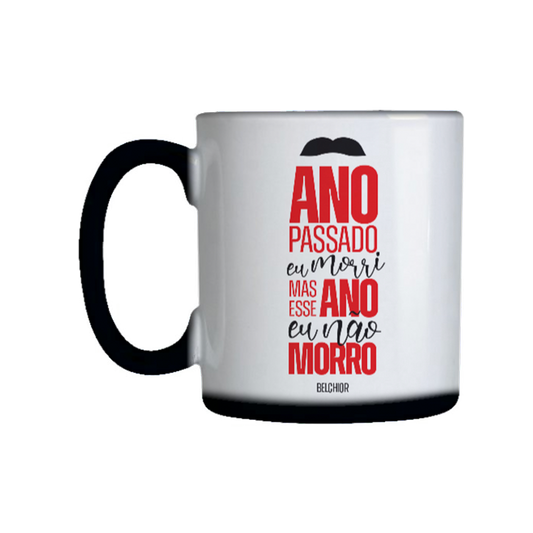 caneca mágica com estampa invisível que ao entrar em contato com a água quente a caneca fica branca e a estampa aparece a frase de Belchior ano passado eu morri mas esse ano eu não morro