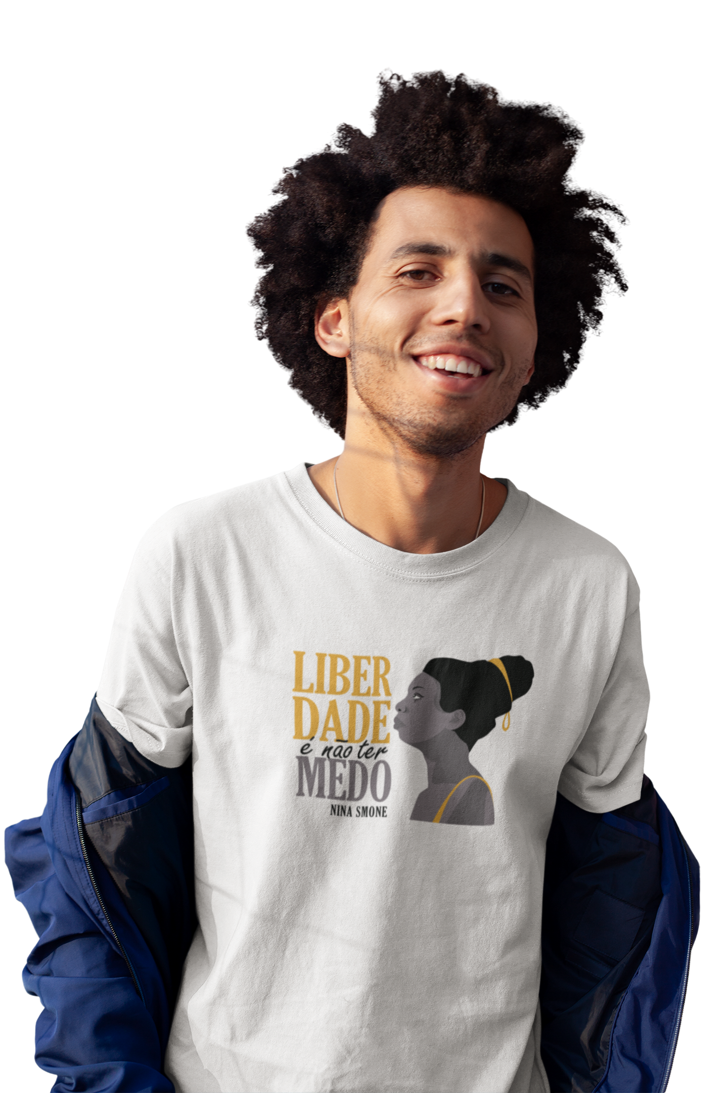 homem vestindo a camiseta masculina cor branca com uma estampa de ilustração de Nina Simone e a frase "liberdade é não ter medo"