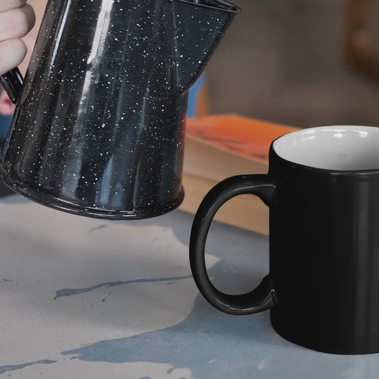 video apresentando a caneca mágica com estampa invisível que ao entrar em contato com a água quente a caneca fica branca e a estampa aparece a frase de Belchior ano passado eu morri mas esse ano eu não morro