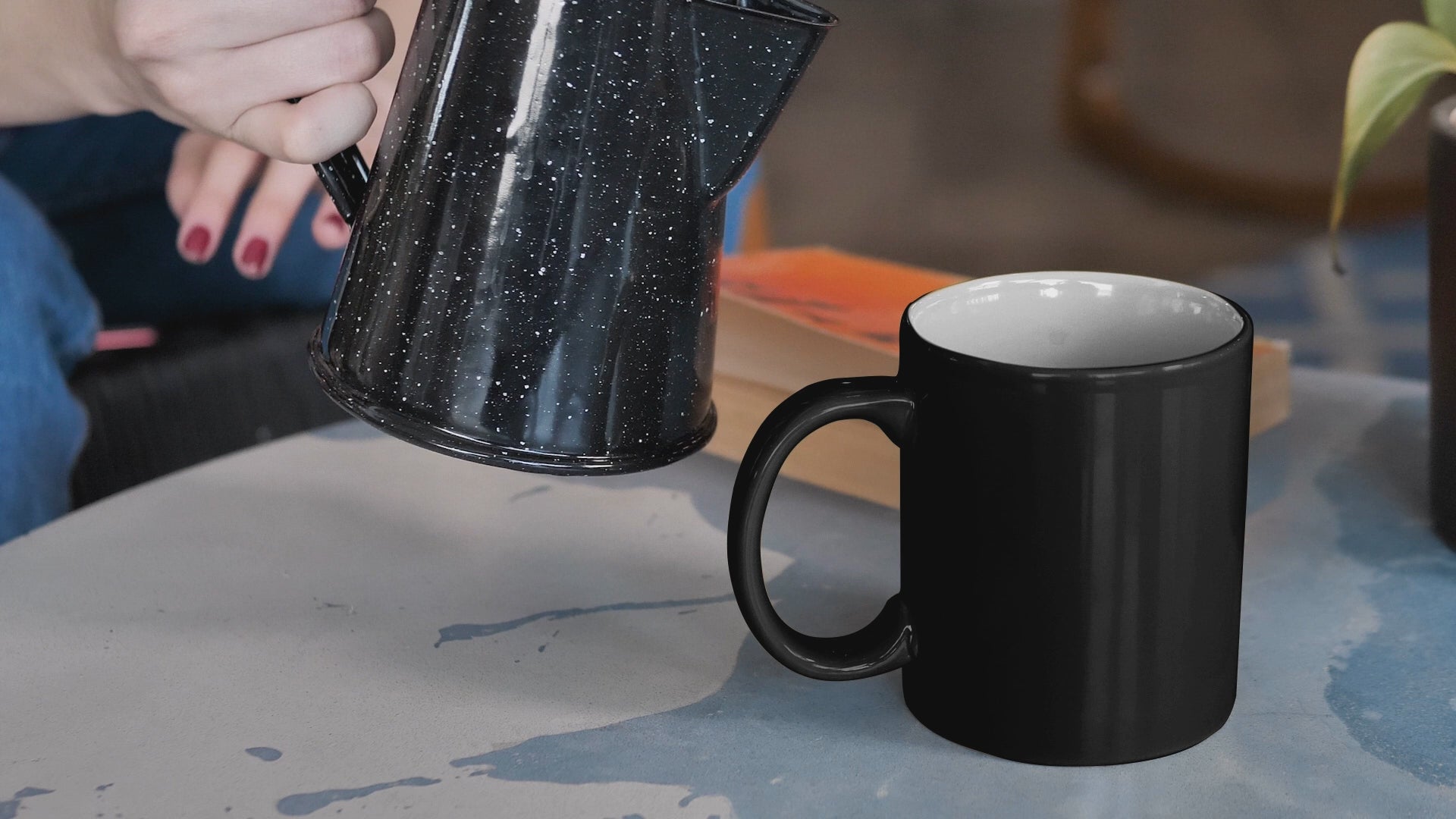 video apresentando a caneca mágica com estampa invisível que ao entrar em contato com a água quente a caneca fica branca e a estampa aparece a frase de Belchior ano passado eu morri mas esse ano eu não morro