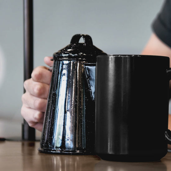 video apresentando a chaleira e a caneca mágica com estampa invisível que ao entrar em contato com o chá quente a caneca fica branca e aparece a frase sem anistia para golpista