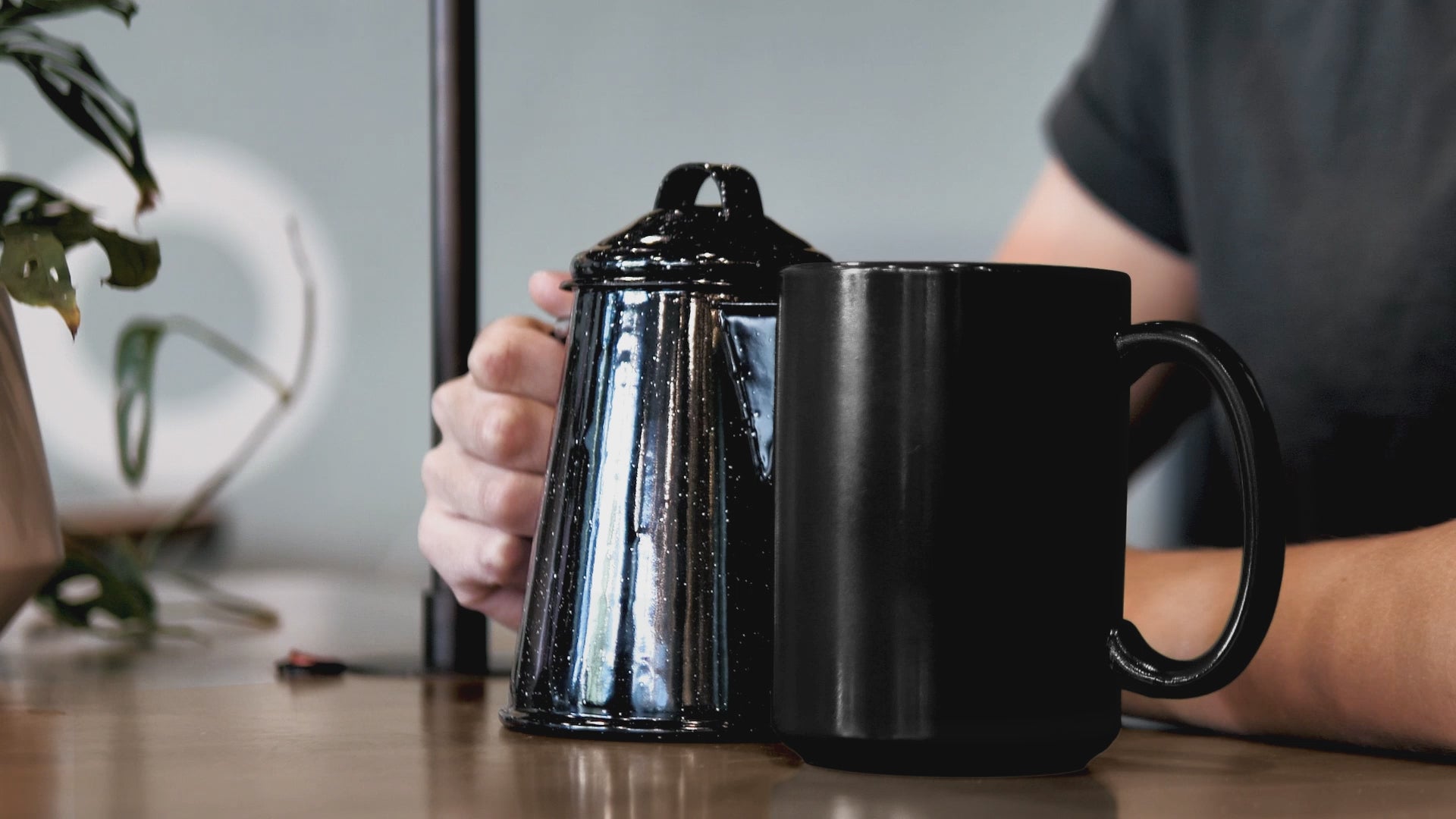 video apresentando a chaleira e a caneca mágica com estampa invisível que ao entrar em contato com o chá quente a caneca fica branca e aparece a frase sem anistia para golpista