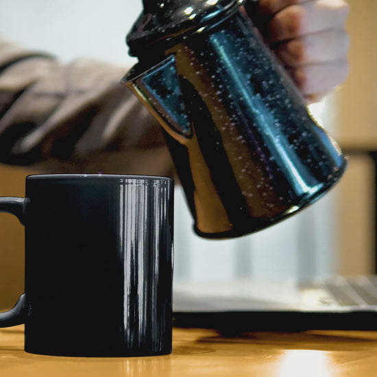 video apresentando como a caneca mágica com estampa invisível que ao entrar em contato com a água quente a caneca fica branca e a estampa aparece a frase só o sus salva