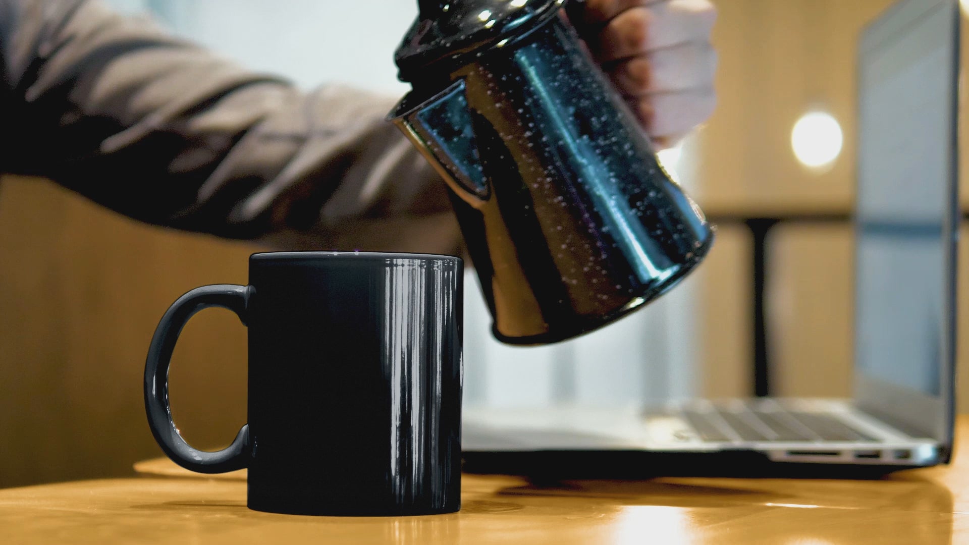 video apresentando como a caneca mágica com estampa invisível que ao entrar em contato com a água quente a caneca fica branca e a estampa aparece a frase só o sus salva