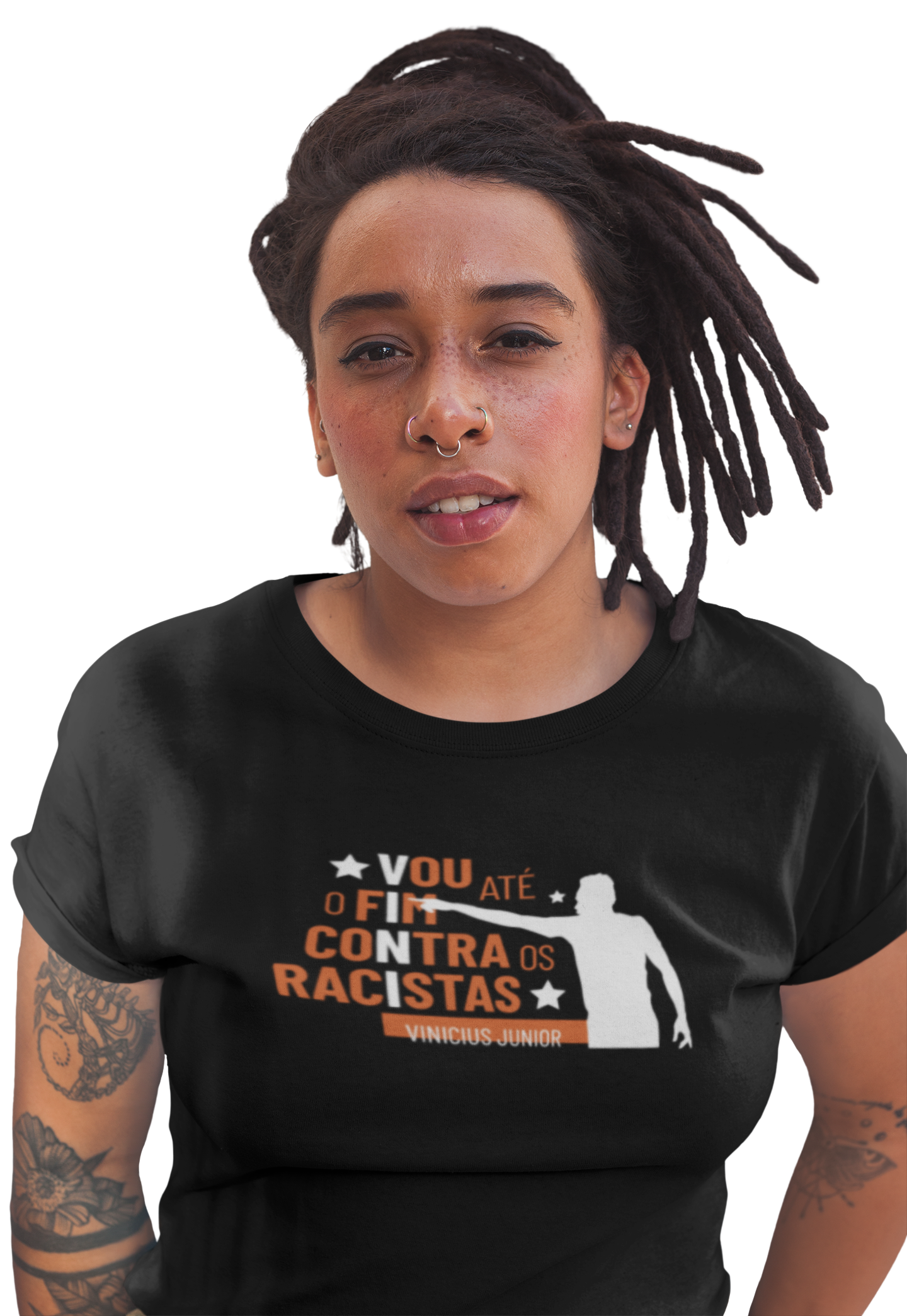 mulher negra vestindo a camiseta feminina preta com ilustração silhueta do Vini Junior e a frase "vou até o fim contra os racistas"