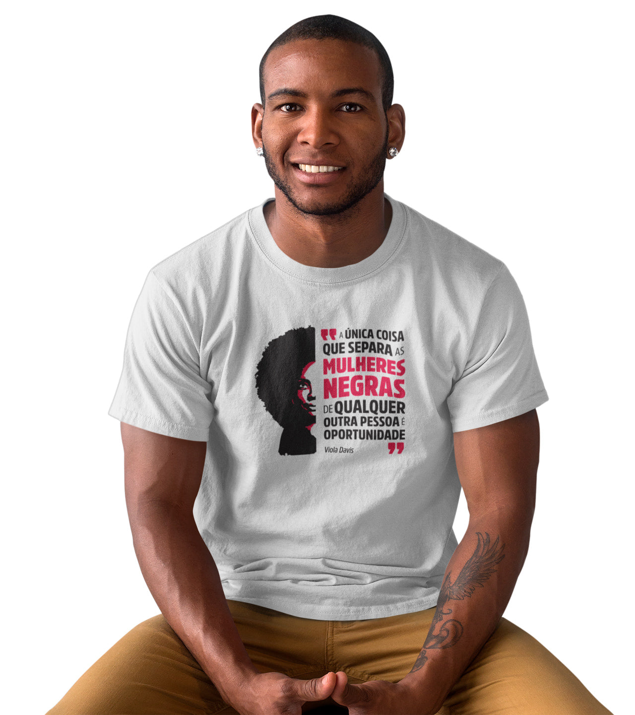 homem vestindo a camiseta masculina cor branca com estampa ilustração Viola Davis e a frase "a única coisa que separa as mulheres negras de qualquer outra pessoa é a oportunidade"