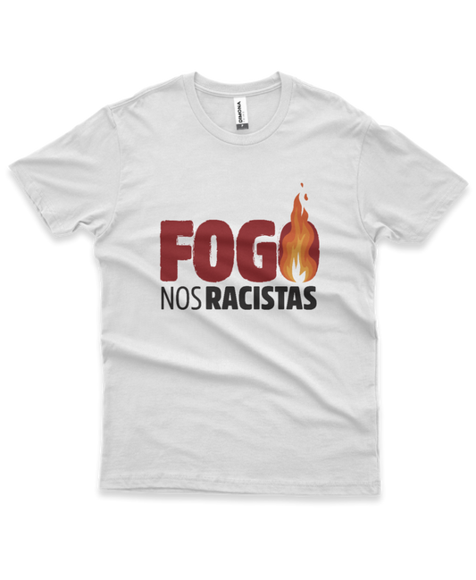 camiseta masculina cor branca com estampa frase fogo nos racistas e ilustração de chamas
