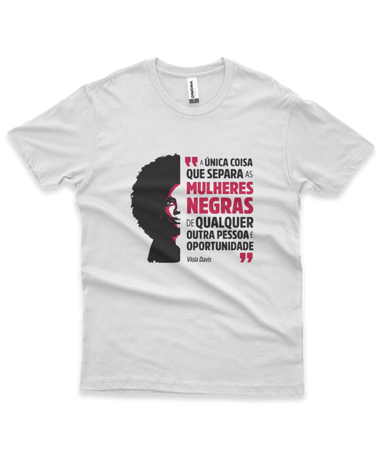 camiseta masculina cor branca com estampa ilustração Viola Davis e a frase "a única coisa que separa as mulheres negras de qualquer outra pessoa é a oportunidade" 