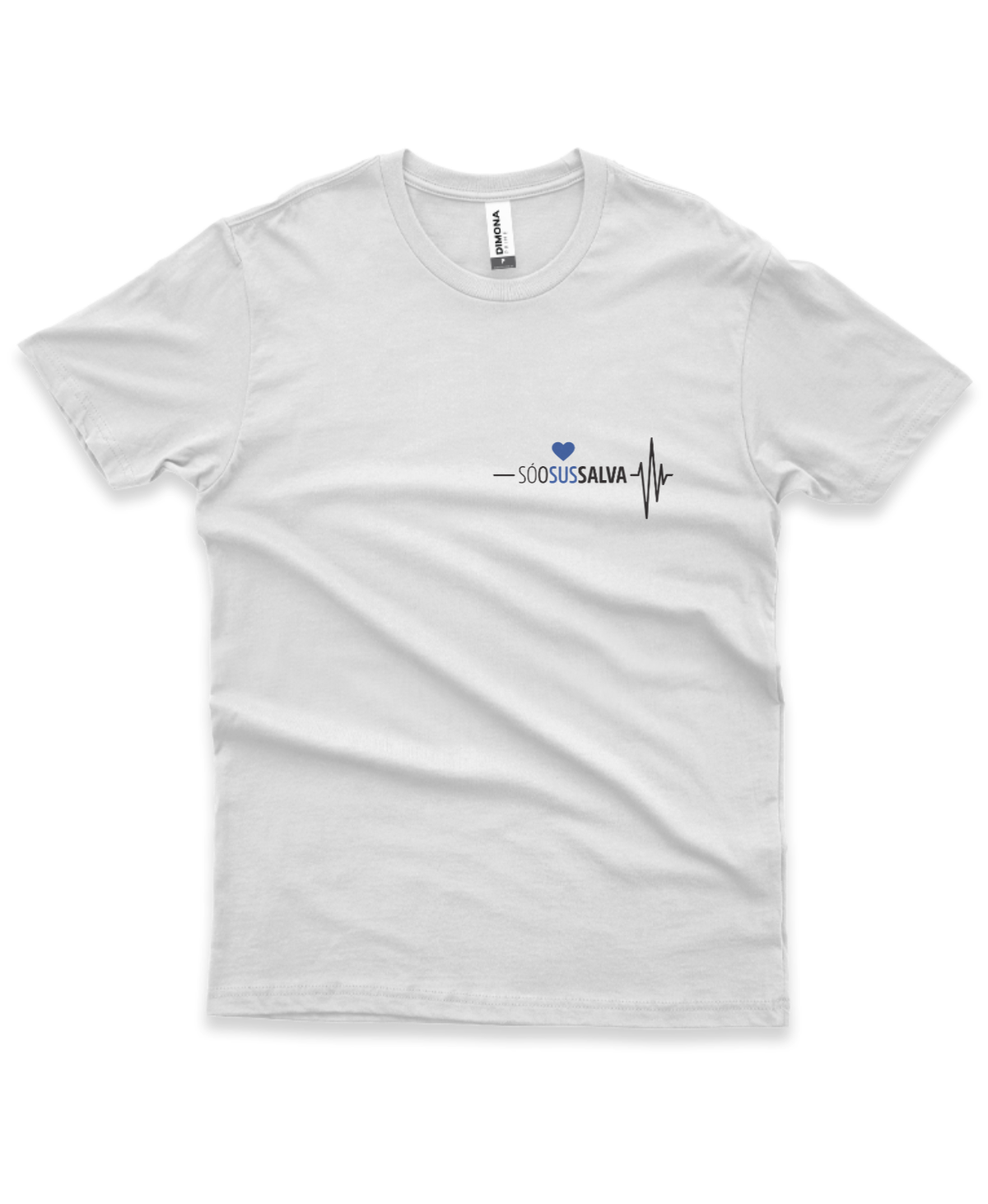 camiseta masculina cor branca com estampa brasão da ilustração de coração e eletrocardiograma e a frase só o sus salva