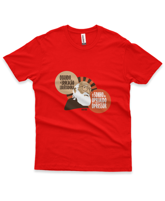 camiseta masculina cor vermelha com a ilustração do Paulo Freire e a frase "quando a educação não é libertadora, o sonho do oprimido é ser opressor"
